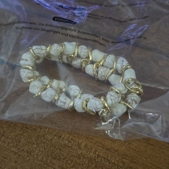Stone bead stretch bracelet white and gold - Picture 7 of 9
